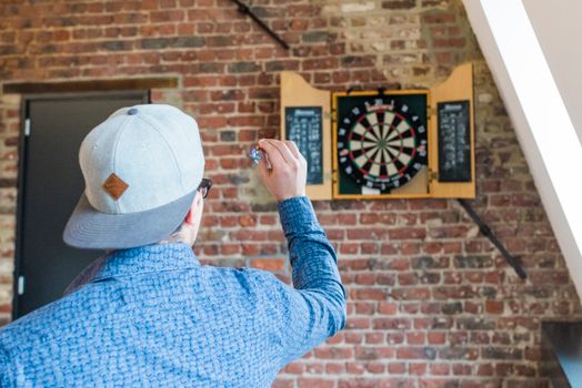 Darts live kijken in een Limburgs sportcafé met publiek voor groot scherm