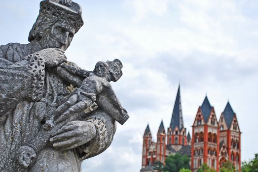Gezin bekijkt overzicht van limburg schoolvakanties met regio Zuid-data op een kalender in Limburg
