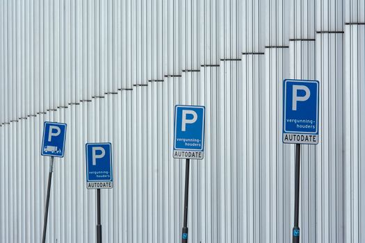 Parkeervergunning Limburg op auto in straat met betaald parkeren in Maastricht