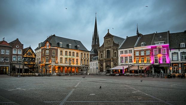 Gezin op terras bij een kindvriendelijk restaurant in Limburg met speeltuin naast het terras