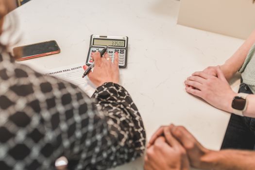 Stel berekent een annuïteitenhypotheek voor een woning in Limburg met laptop, notities en maandlasten overzicht