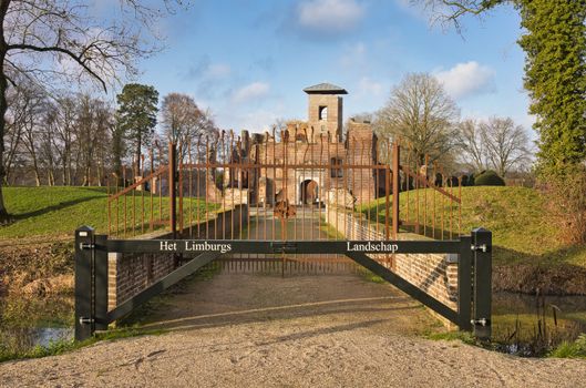 Wandelaars op een heuvelroute in Zuid-Limburg met uitzicht op groene velden en een terras voor een culinaire tussenstop