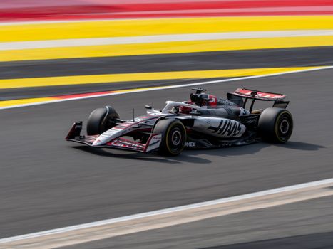f1-nieuws laatste formule 1 en max verstappen nieuws racingnews365 op smartphone in een Limburgs sportcafé
