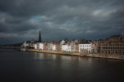 Gesloten winkelpand in Maastricht als symbool voor faillissementen in Limburg en economische druk op horeca en retail