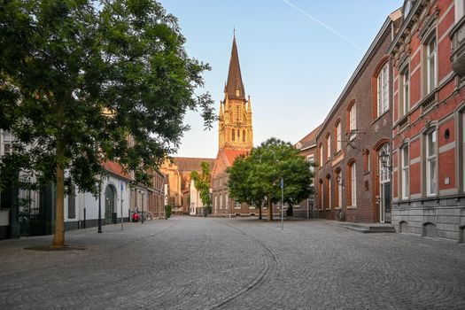 Foto's van de Limburgse wallen bij Helpoort en Stadspark in Maastricht tijdens avondlicht