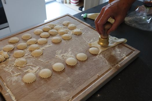 Romige mosterdkip met krieltjes en sperziebonen op een bord, geïnspireerd op Koken met MAX met Limburgse twist