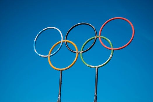 Gezin in Limburg dat live olympische spelen kijken op tv tijdens een wintersportonderdeel