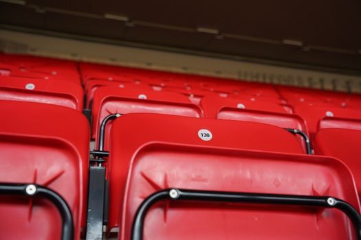 Stand Liverpool FC op scherm in Limburgs sportcafé met supporters die de Premier League-ranglijst volgen