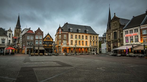 Straatbeeld in Maastricht onder bewolkte lucht, passend bij weer in Limburg vandaag