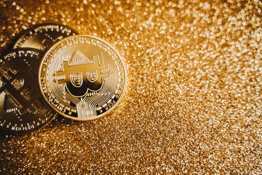 Grafiek van de bitcoin koers op een laptop, met spaargeld en rekenmachine op tafel in Limburgse woonomgeving