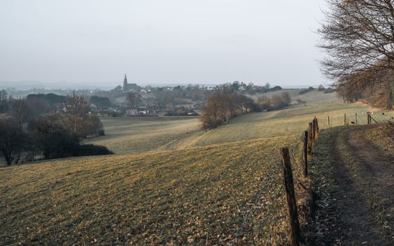 natuurmonumenten wandelingen zuid limburg over de Sint-Pietersberg met uitzicht op heuvels en kalkgrasland