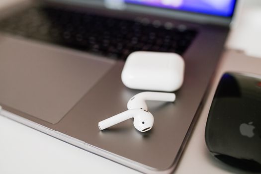AirPods Pro 3 in witte oplaadcase met focus op nieuwe audiofuncties en verwachte release