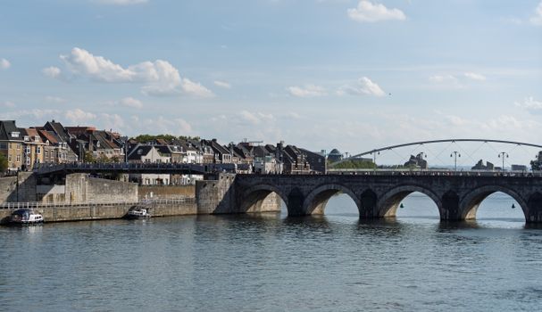 Punt Limburgse vlaai op terras in Maastricht met zicht op historische binnenstad