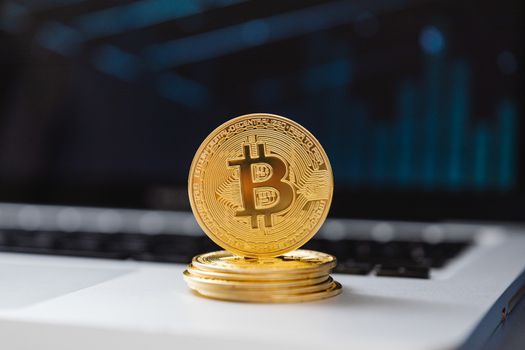 Grafiek met bitcoin koers op scherm en een Limburgse ondernemer die financiële cijfers bekijkt