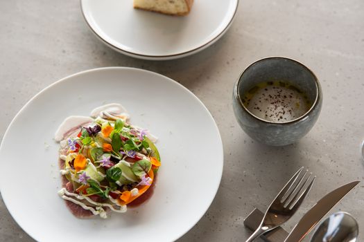 Stijlvol gedekte tafel met fine dining gerecht en wijn in een Limburgs hotelrestaurant