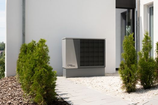 Installateur plaatst een hybride warmtepomp zonder buitenunit in een Limburgse gezinswoning