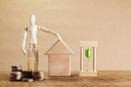 Huizenkoper in Limburg bekijkt hypotheek rente en maandlasten bij een woningbezichtiging