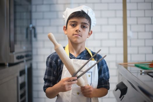 Kinderen maken mini-pizza's tijdens een kookfeestje in Limburg