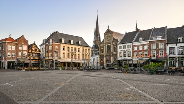 Terras en historische straat in Elsloo bij restaurants Elsloo Limburg in het dorpscentrum