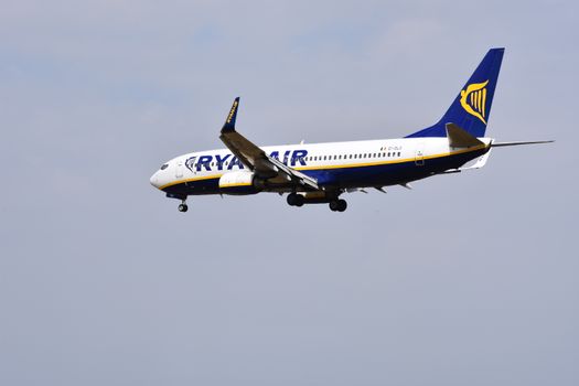 Ryanair-vliegtuig op de luchthaven, relevant voor Limburgse reizigers die in 2026 routes en ticketprijzen vergelijken