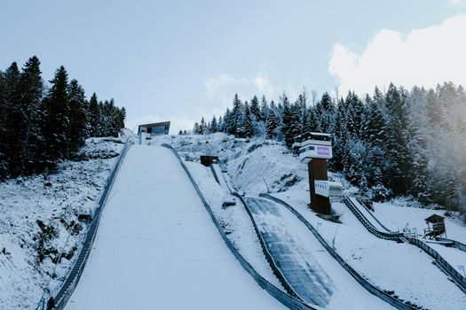 Snowboarder op slopestyle-parcours, passend bij snowboarden slopestyle mannen olympische winterspelen 2026