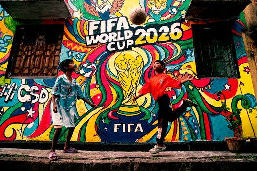 Telefoon met stand fifa wk 2026 naast een tv in een Limburgs café tijdens een voetbalavond