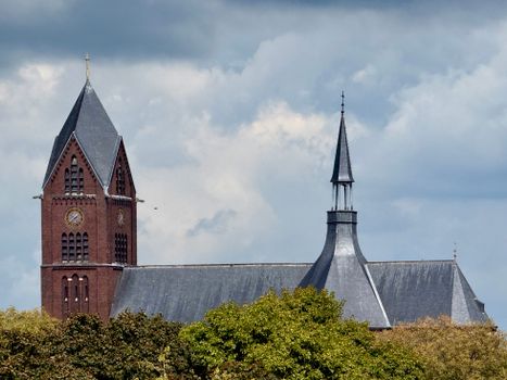 Kinderen koken samen aan tafel met het Vandaag kook ik kinderkookboek in een gezellig gezinshuis in Limburg