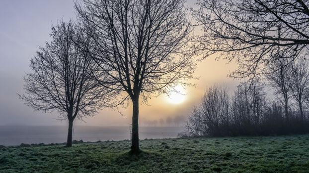 Uitzicht op Valkenburg onder bewolkte lucht bij weer in Zuid Limburg