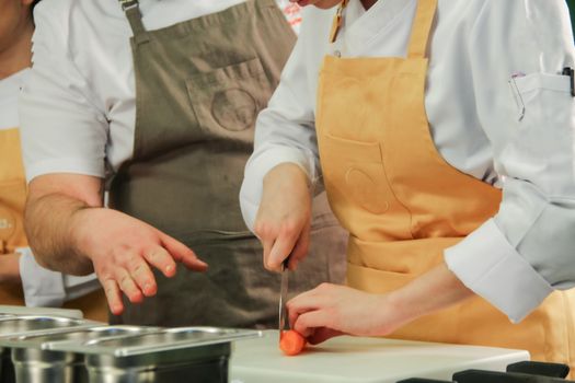 Groep deelnemers tijdens een kookworkshop in Limburg met verse ingrediënten en Limburgse streekproducten op tafel
